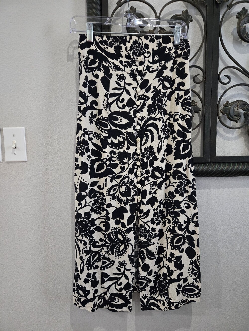 T Tahari Black & Cream Floral Button-Front Midi Skirt
